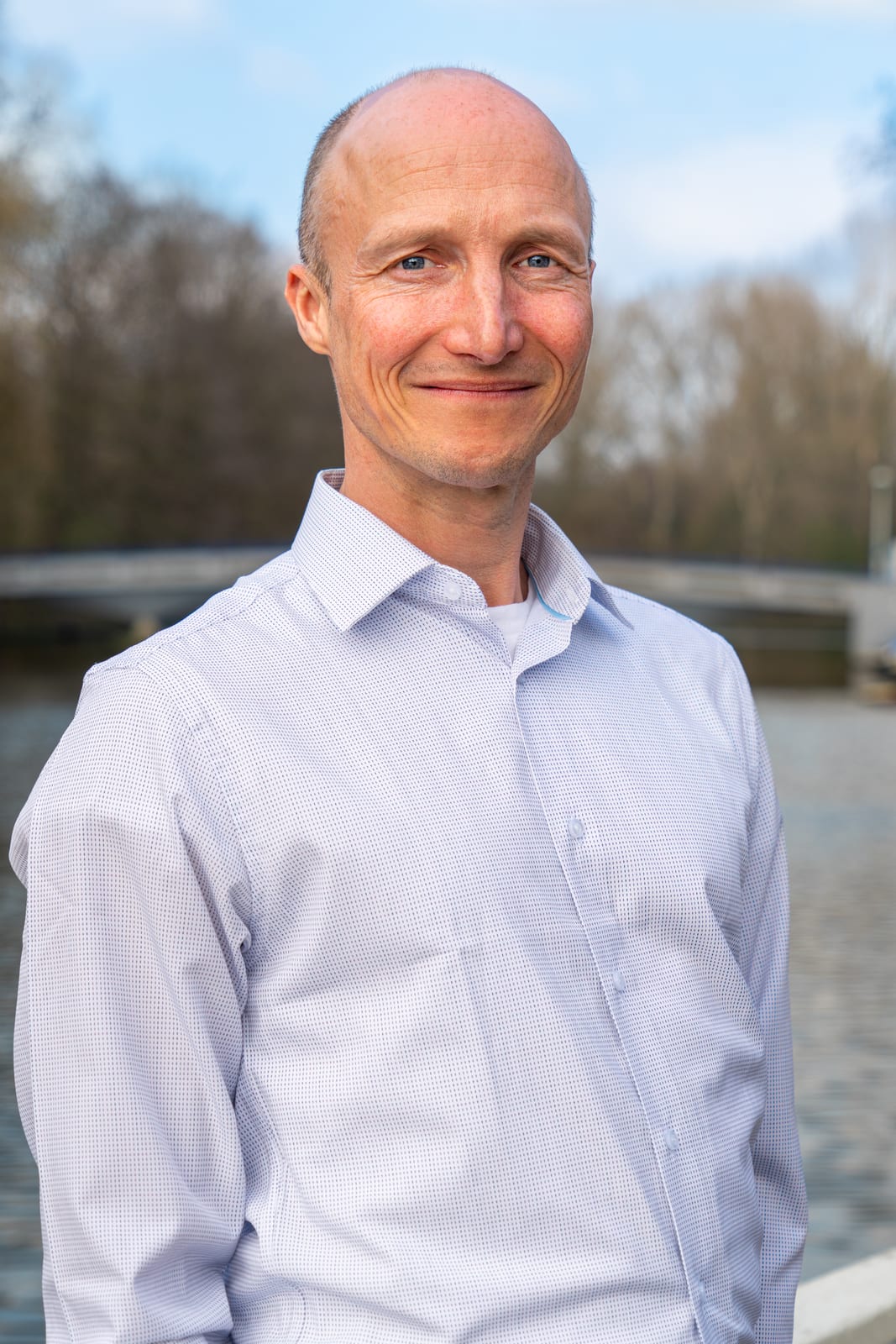 Hendrik Schakel bij het hoofdkantoor van Viisi