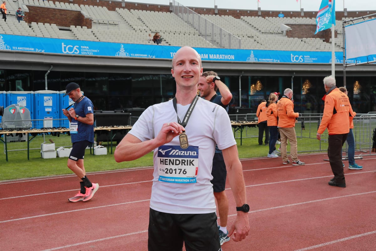 Hendrik Schakel hardlopend tijdens de Amsterdam Marathon